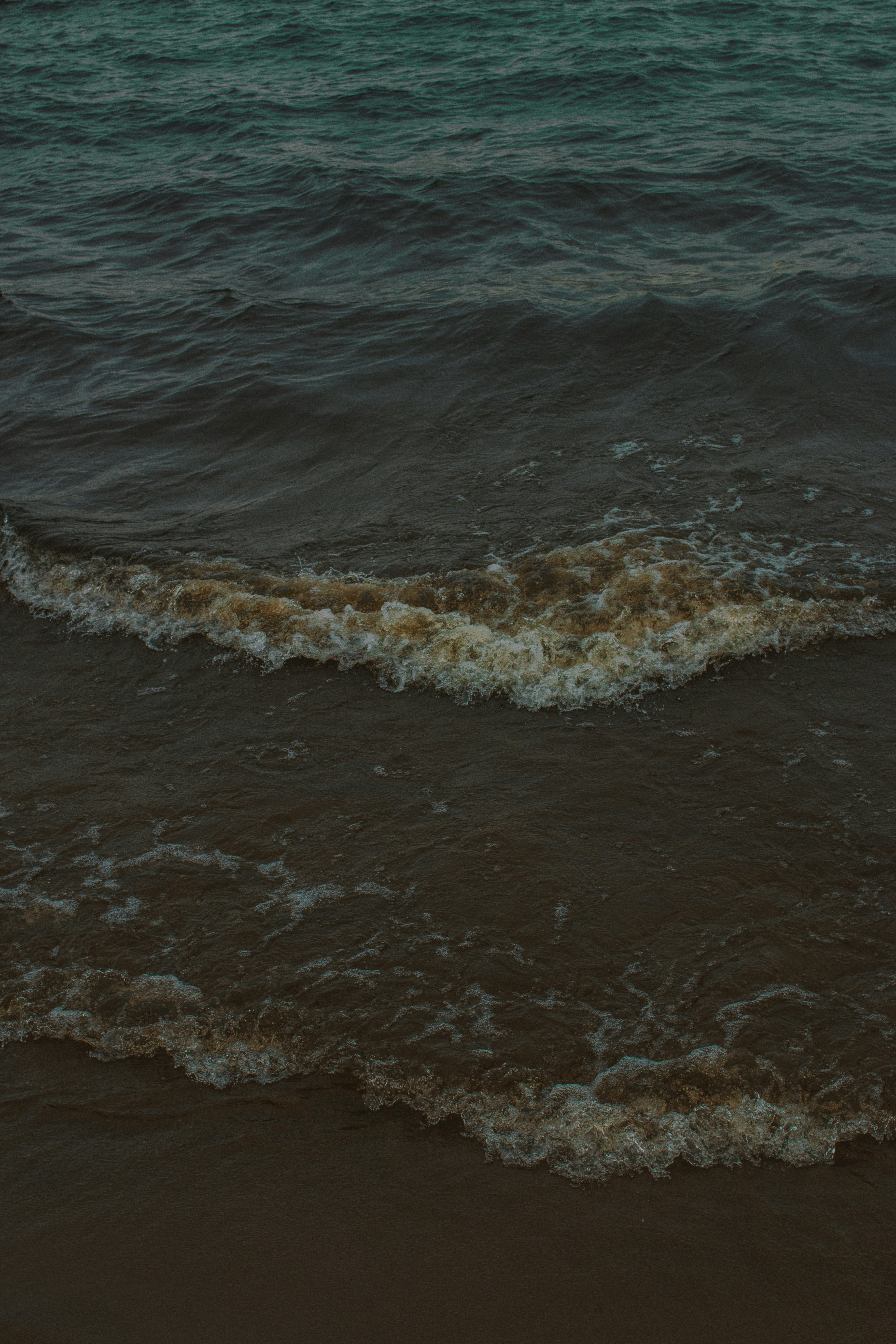 ocean waves on shore during daytime